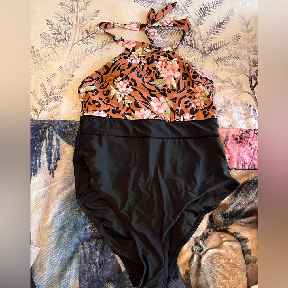 Cupshe one piece halter style swimsuit